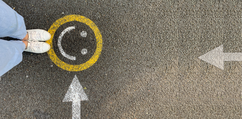 T’as l’air heureux! <br>— Bienvenue en Happycratie